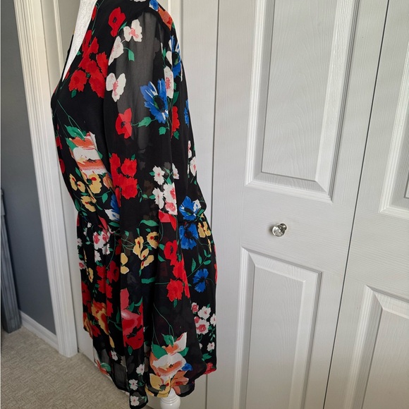 Women’s romper. Floral. Size Medium - Picture 10 of 14